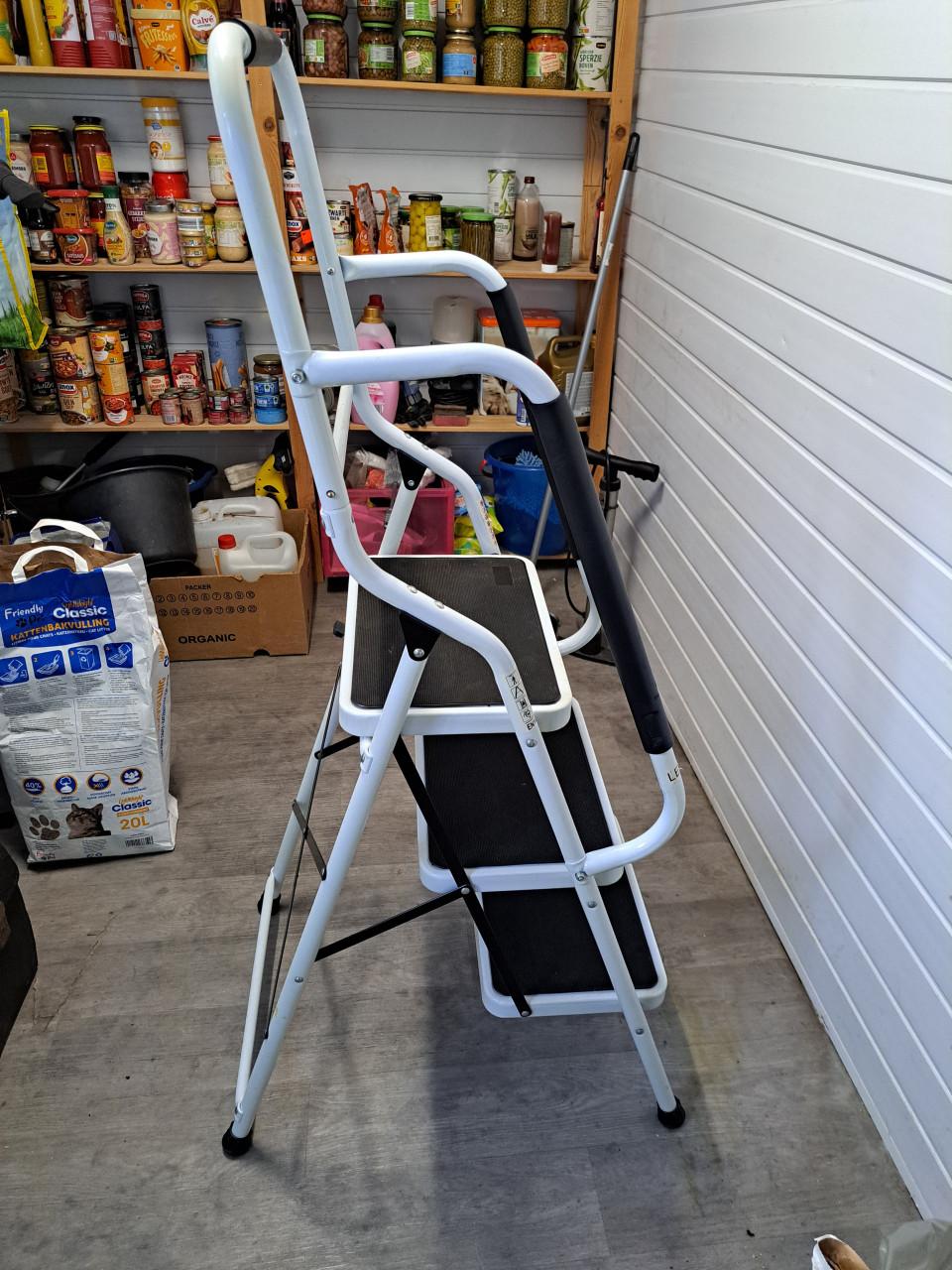 WITTE 3 TREEDS OPVOUWBARE ORIGINELE THUISZORG HUISHOUD TRAP MET HANDVATEN