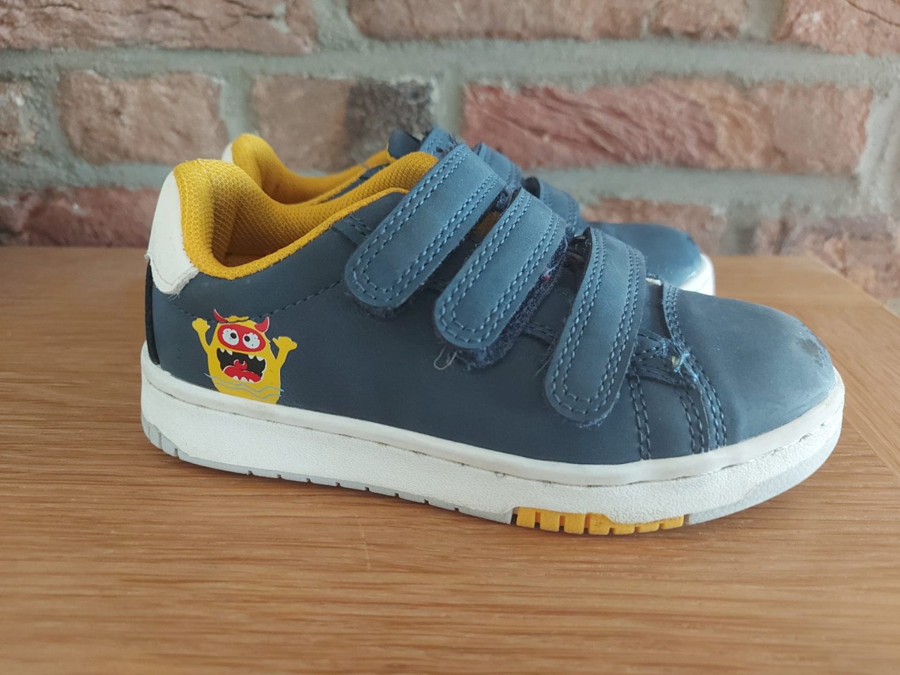Z.g.a.n. blauw gele sneakers (maat 26 | klittenband | monstertje )