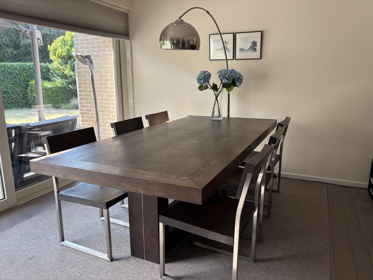 Massief eiken design tafel en 6 eiken design stoelen