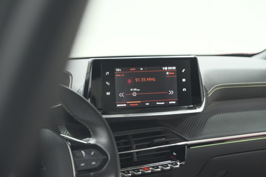 Peugeot 2008 puretech 130 gt-line | trekhaak | camera | apple carplay | par