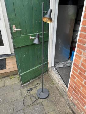 Mooie zwarte staande lamp met leeslamp