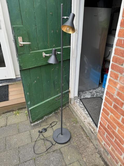 Mooie zwarte staande lamp met leeslamp