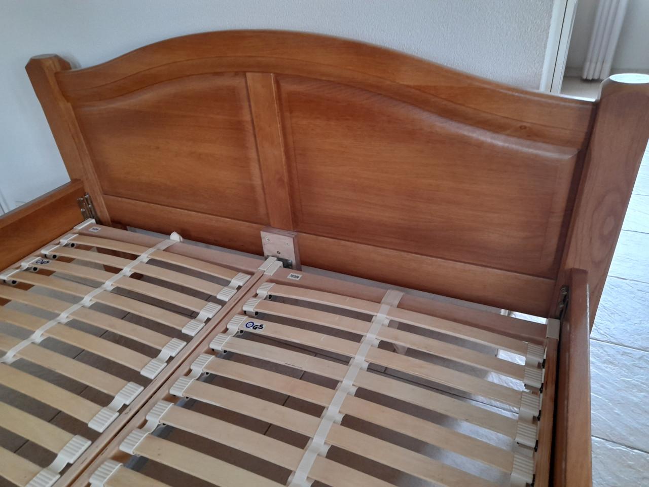 Stevig houten 2 p. bed 140 x 200 ( in goede staat )