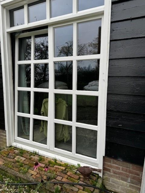 Glazen pui met 1 groot beweegbaar raam, dubbel glas