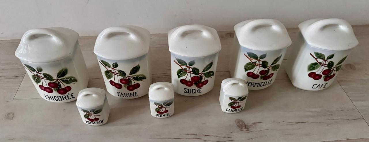 Set porseleinen voorraadbussen. 8 stuks