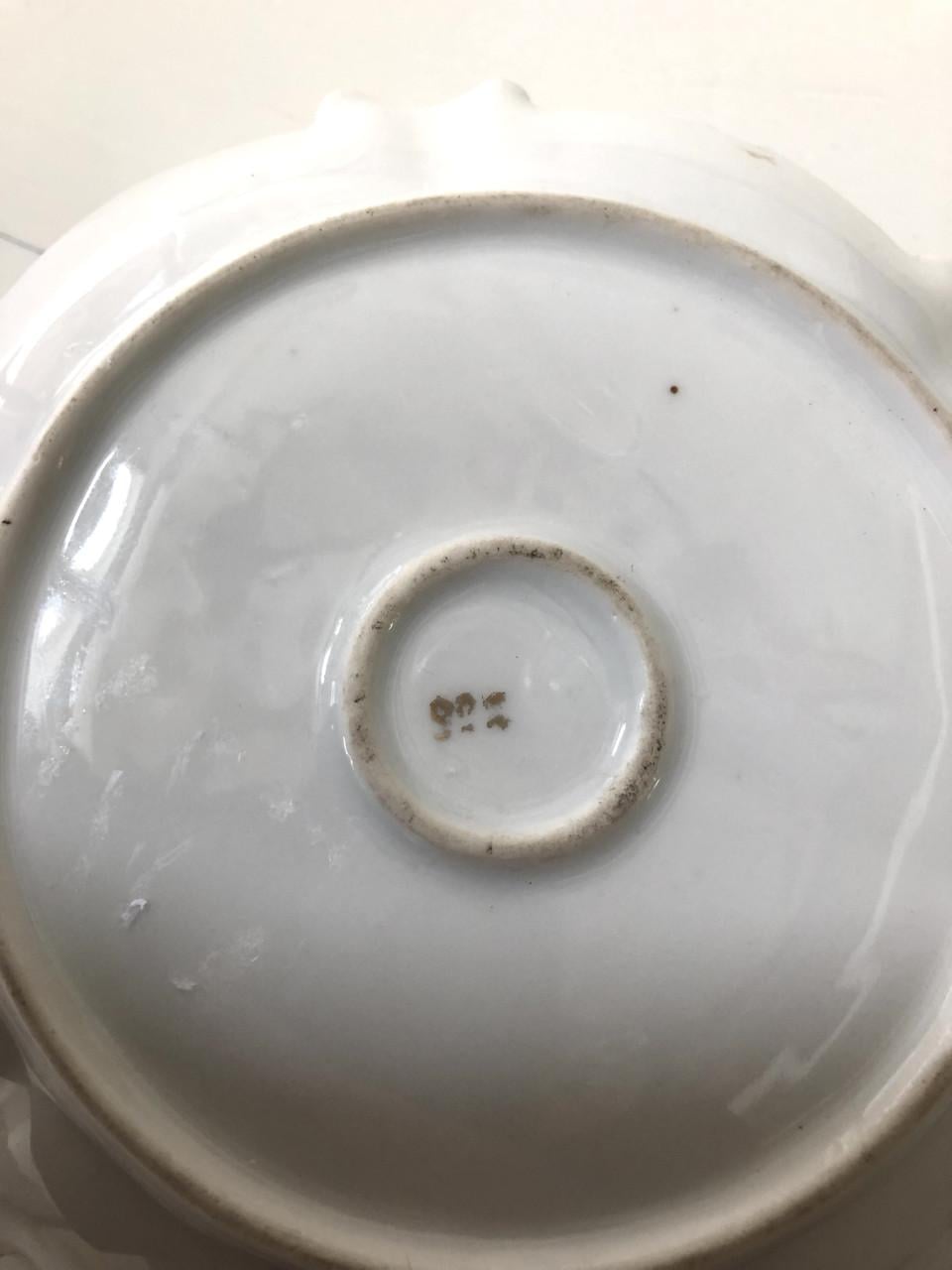 Lief brocante wit porseleinen blakertje met roosjes motief