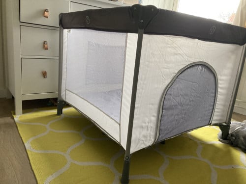 In perfecte staat: inklapbare box om te laten spelen of slapen!