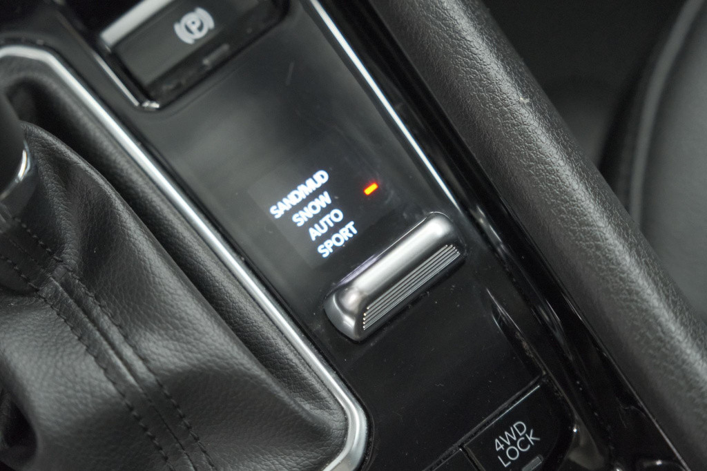 Jeep Compass 4xe 190 plug-in hybrid electric limited | camera | apple carpl