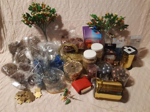 Doos met allerhande kerstversiering