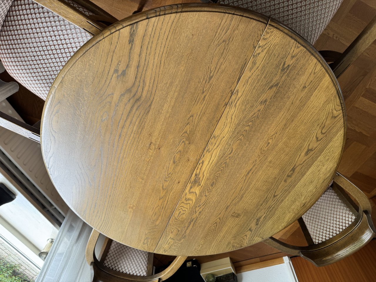 Massief eiken eethoek ronde tafel 120 cm met 4 armstoelen