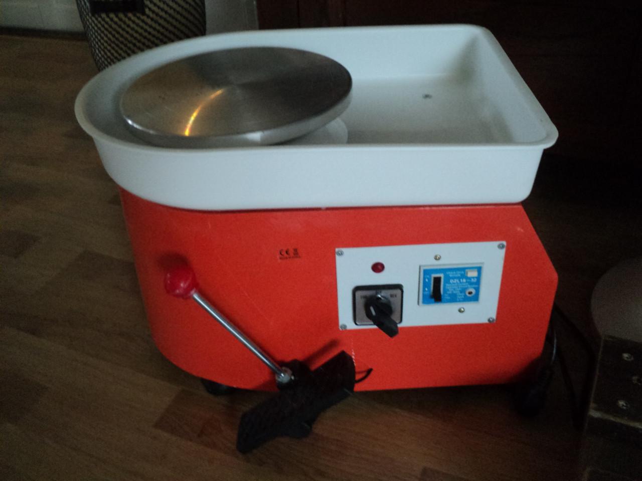 Vrijwel nieuwe POTTEBAKKERS draaitafel met toebehoren  75,-