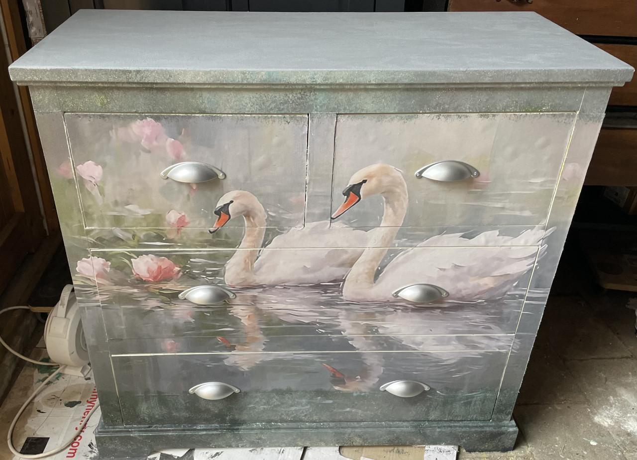 Uniek kastje met zwanen