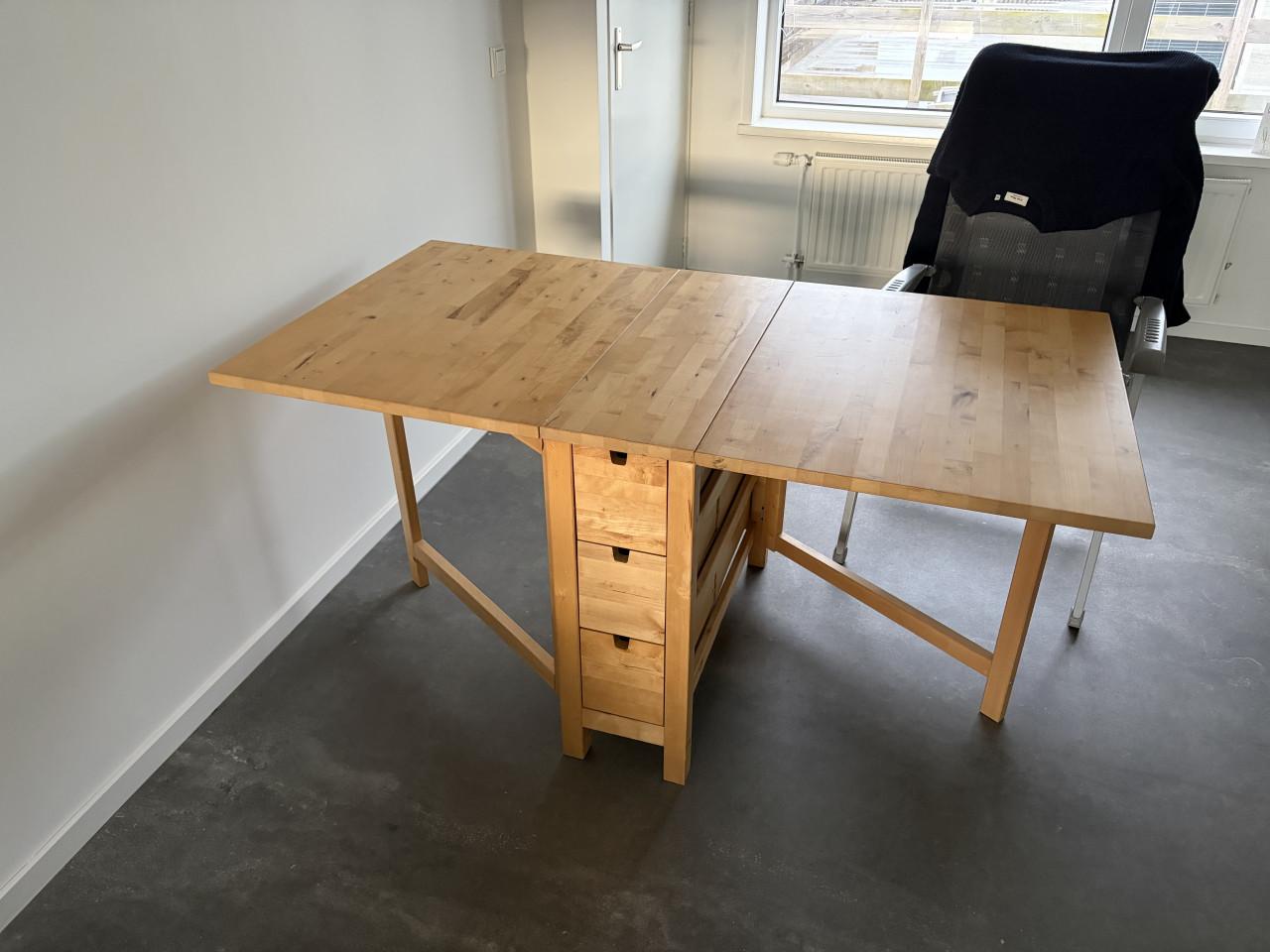 Ikea tafel en tv meubel GRATIS KORTGENE
