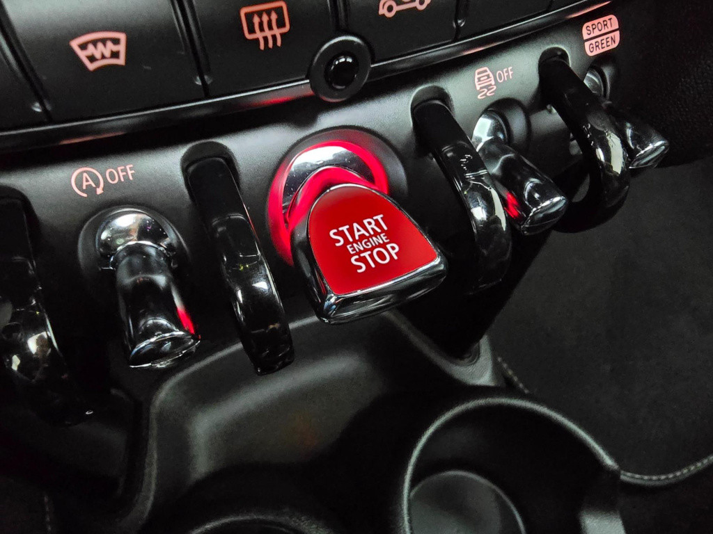Mini Cooper mini occasion 2.0 automaat | 5 deurs en maar 1 van in nl | twee