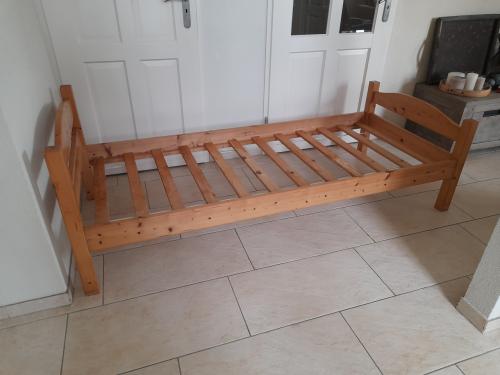 Houten 1 persoons bed 80 x 190 (in goede staat )