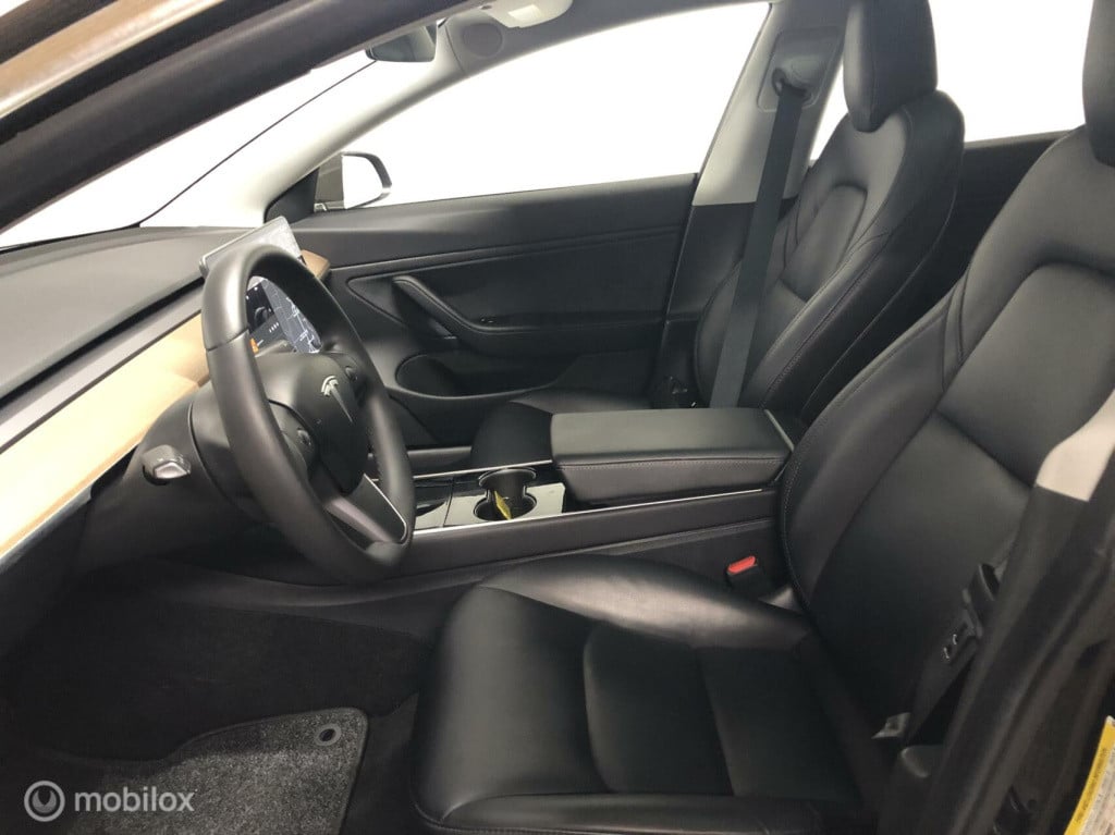 Tesla Model 3 standard rwd plus 60 kwh