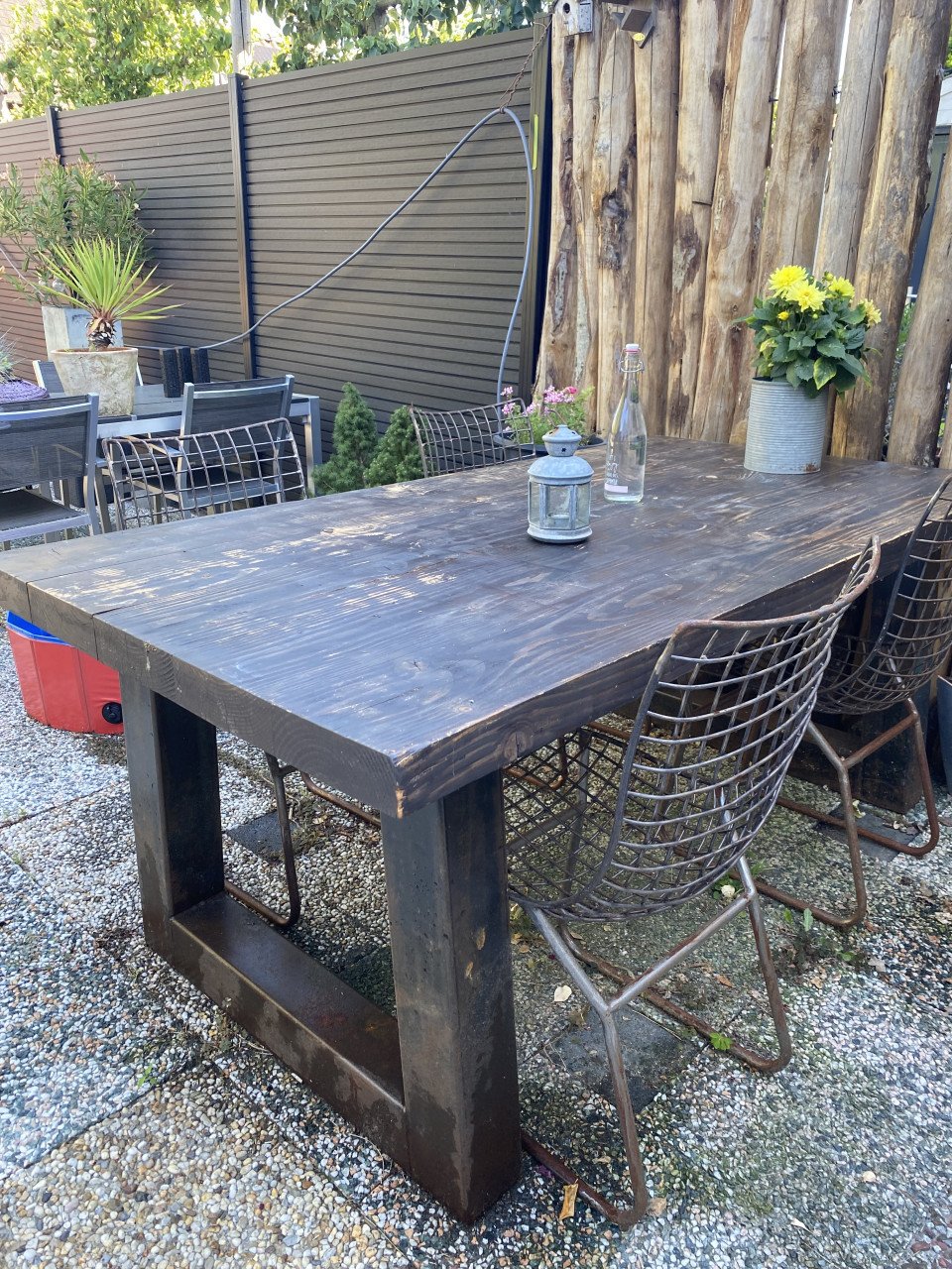 Stoere tuintafel en grindtegels +/- 95 m2