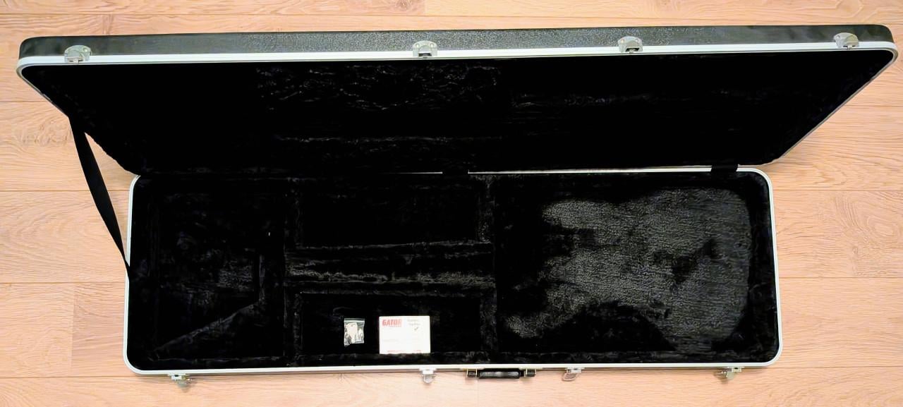 Twee hard cases voor de basgitaar