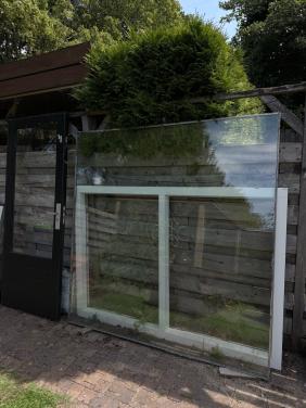 Gratis af te halen: nieuw kozijn, achterdeur en ruit