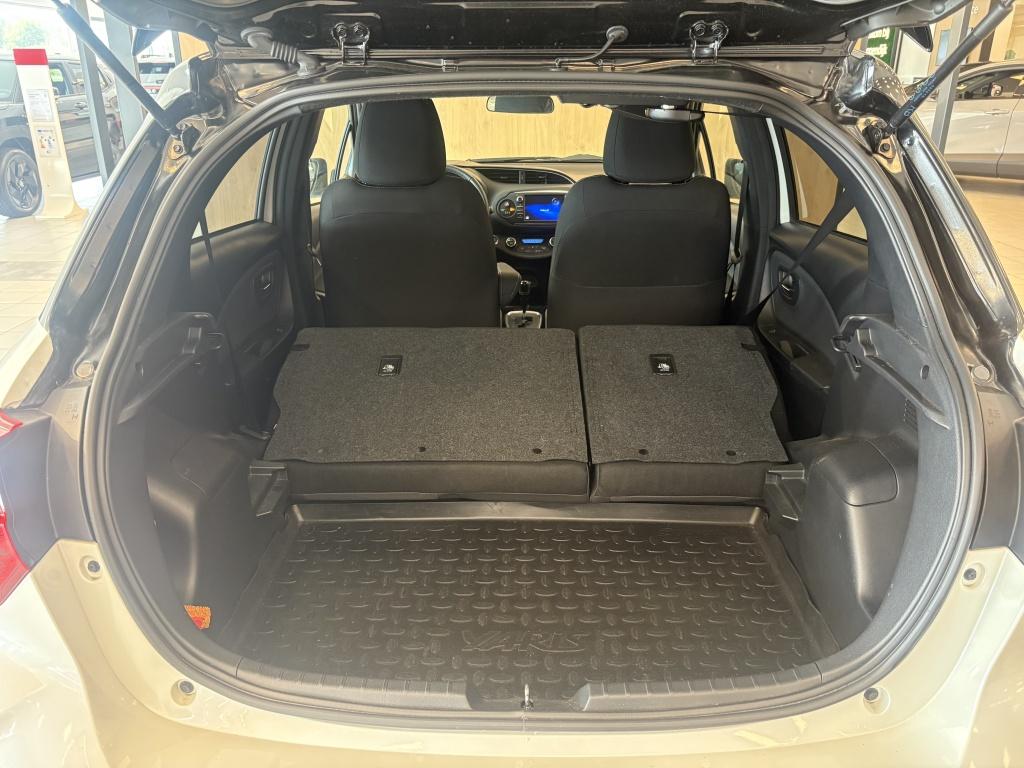 Toyota Yaris 1.5 hybrid bi-tone