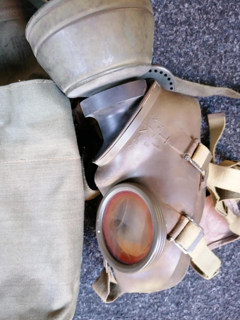 Gasmasker met tas uit de jaren 50  met brillenzalf