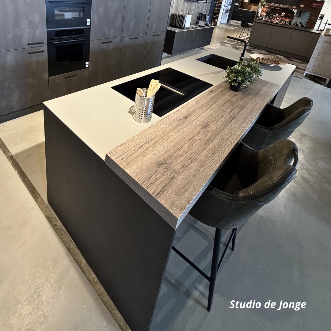 Luxe showroomkeuken met kookeiland en bar – showroommodel