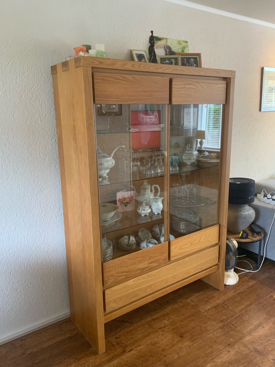 Wit eiken vitrinekast