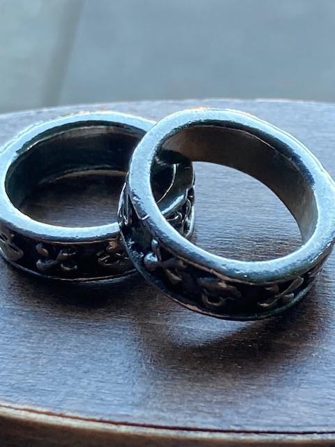 Grappige en stoere ringen en lieflijke oorknopjes