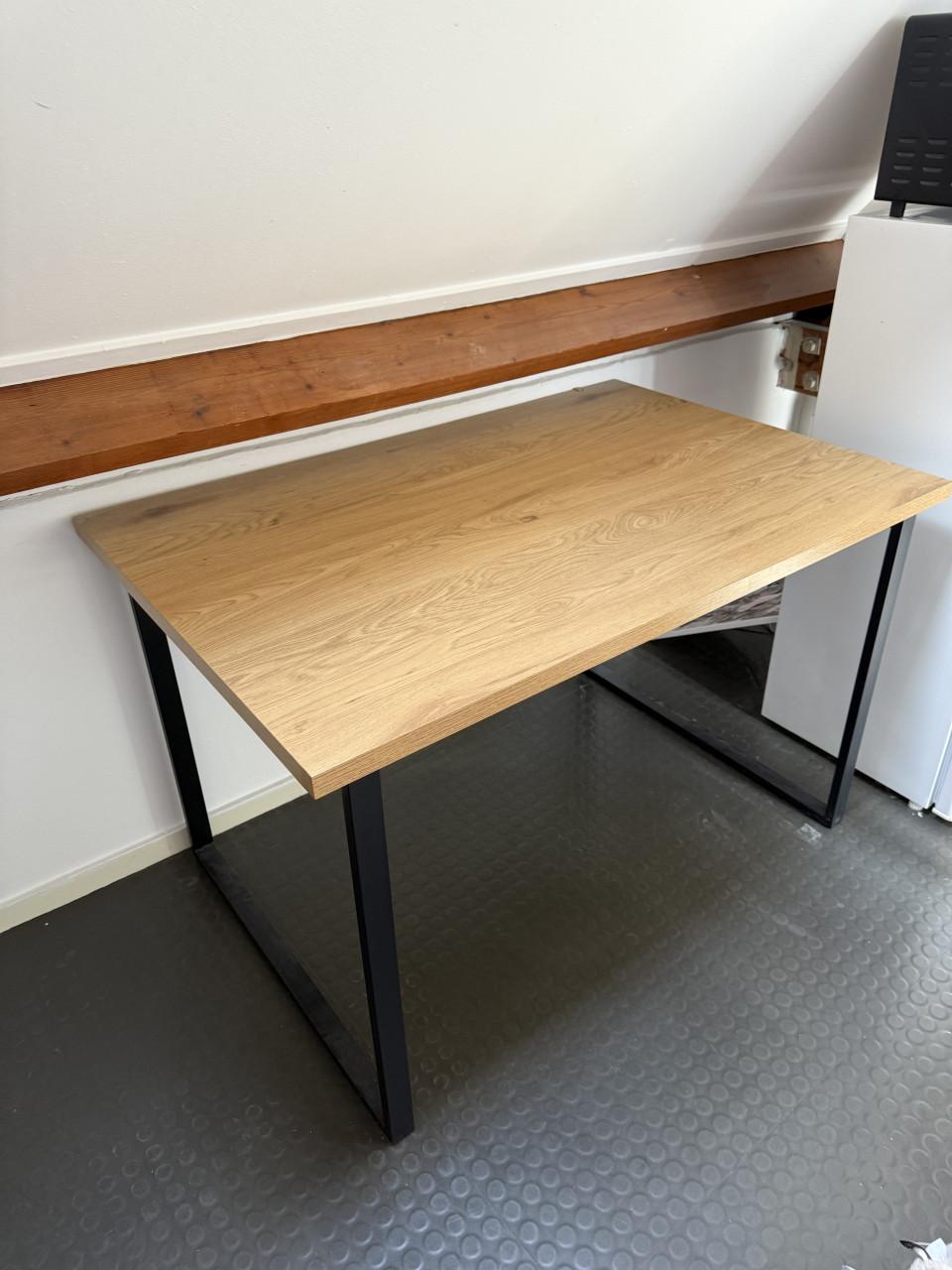 Stevige houten tafel met metalen poten