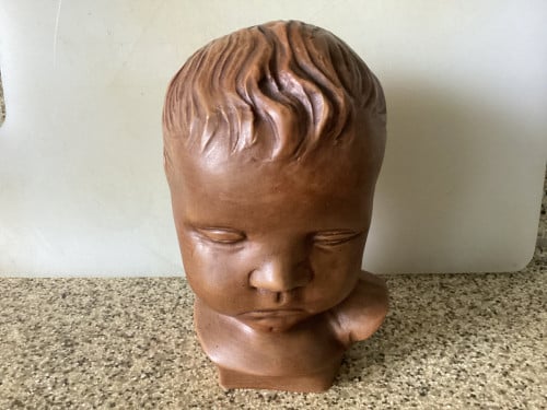 Mooi massief kinderkopje. Hoog: +/- 17 cm.