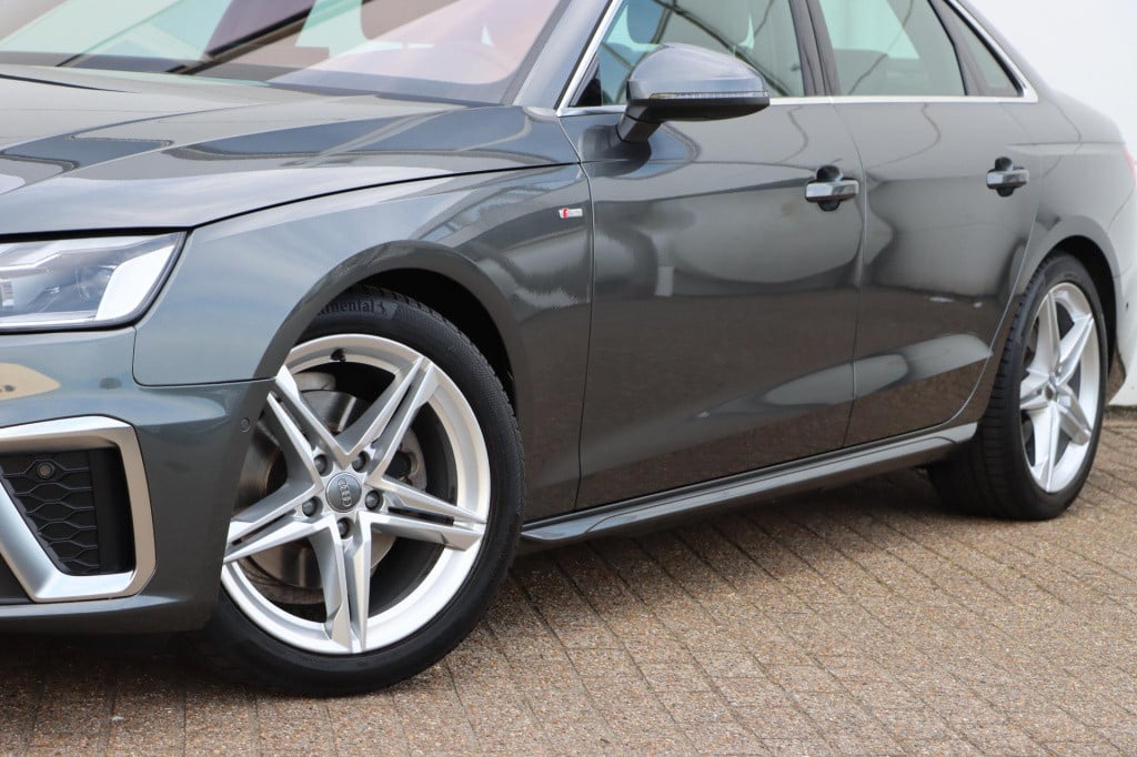 Audi A4 limousine 35 tfsi launch edition sport