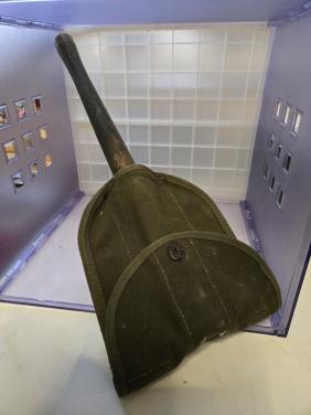 Militaire klapschop (pioniersschep) met een foudraal (draagtas). 1944.