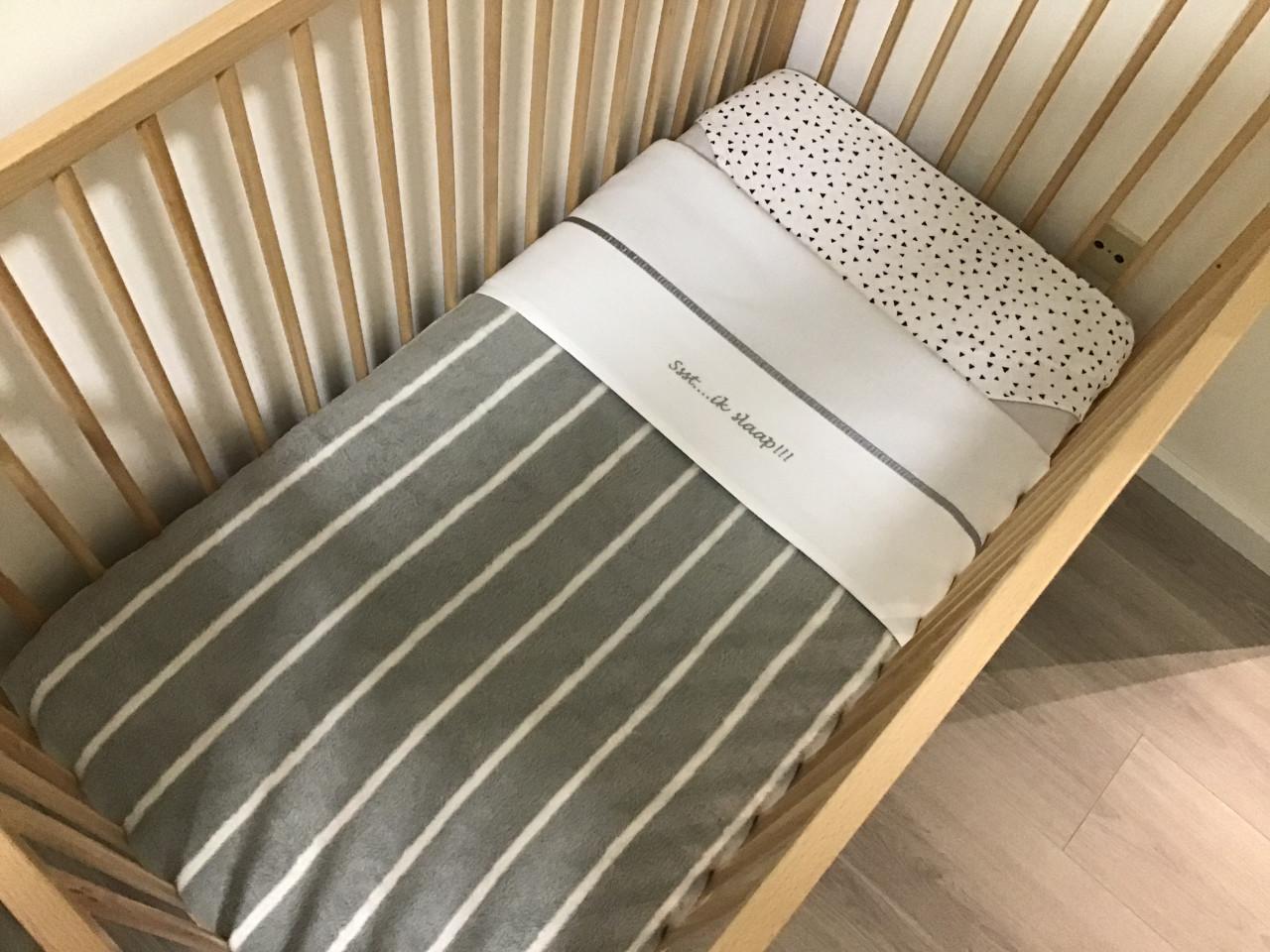 Kinderledikantje + nieuw matrasje met bijbehoren