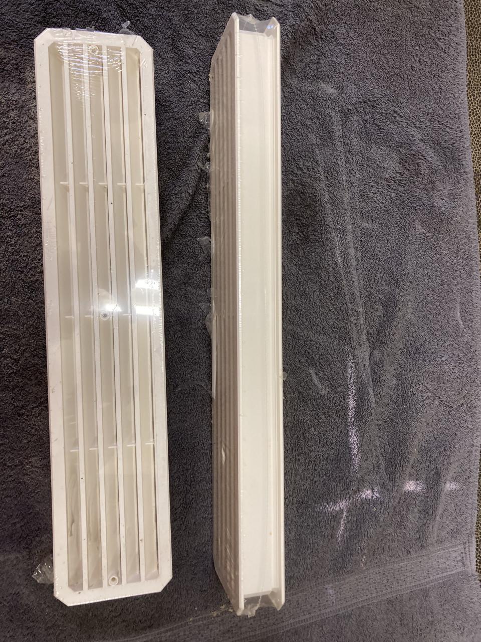 Twee sets ventilatieroosters