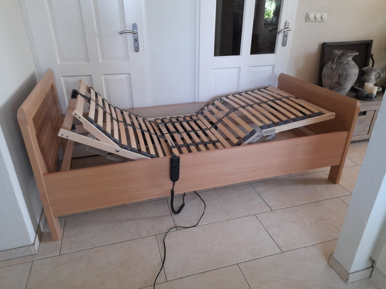 1 Persoons Senioren bed 90 x 200 met elektrisch verstelbare bodem (z.g.a.n.