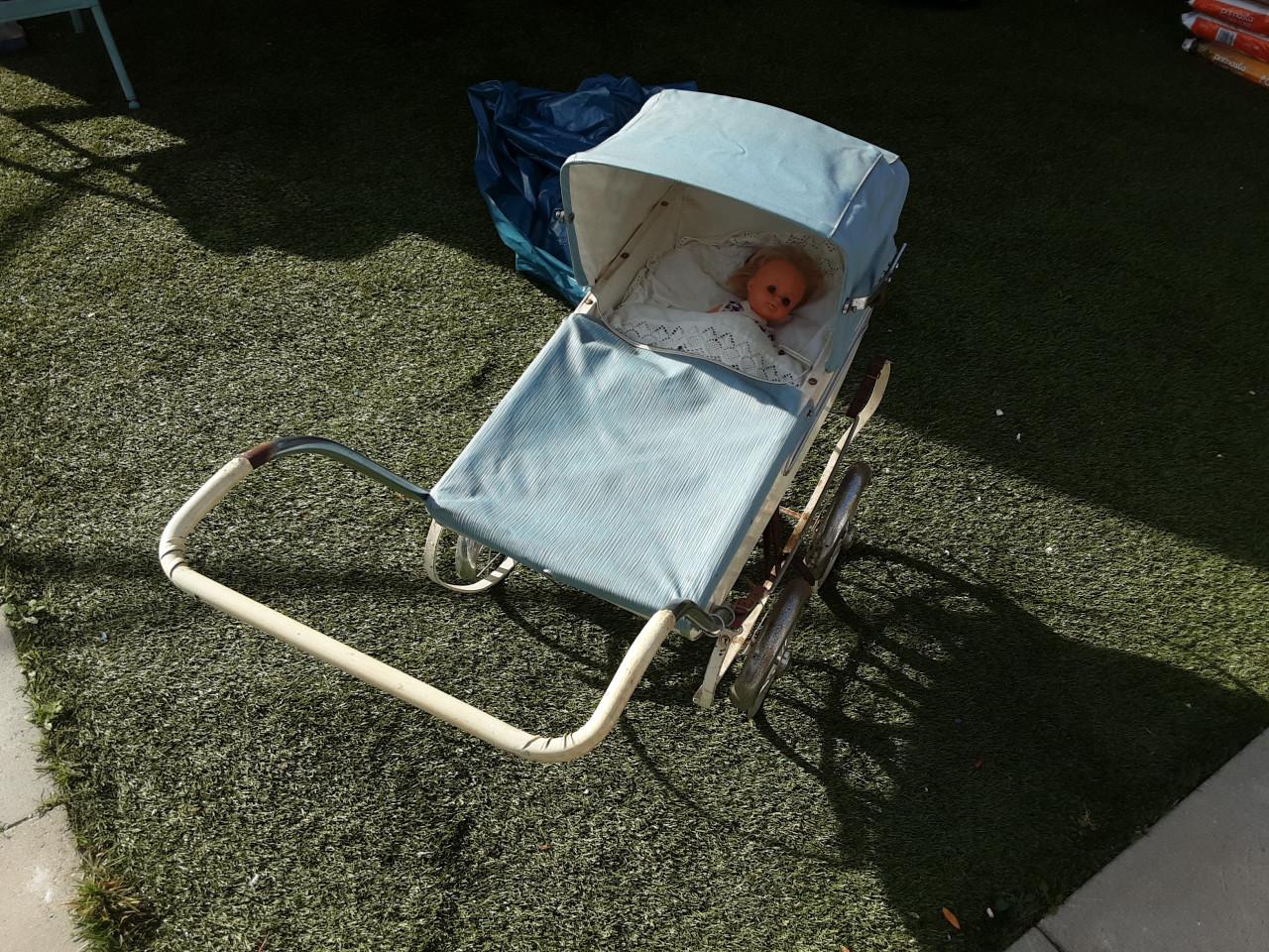 Hele oude poppenwagen