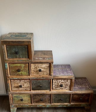 Trapkastje van massief gerecycled hout