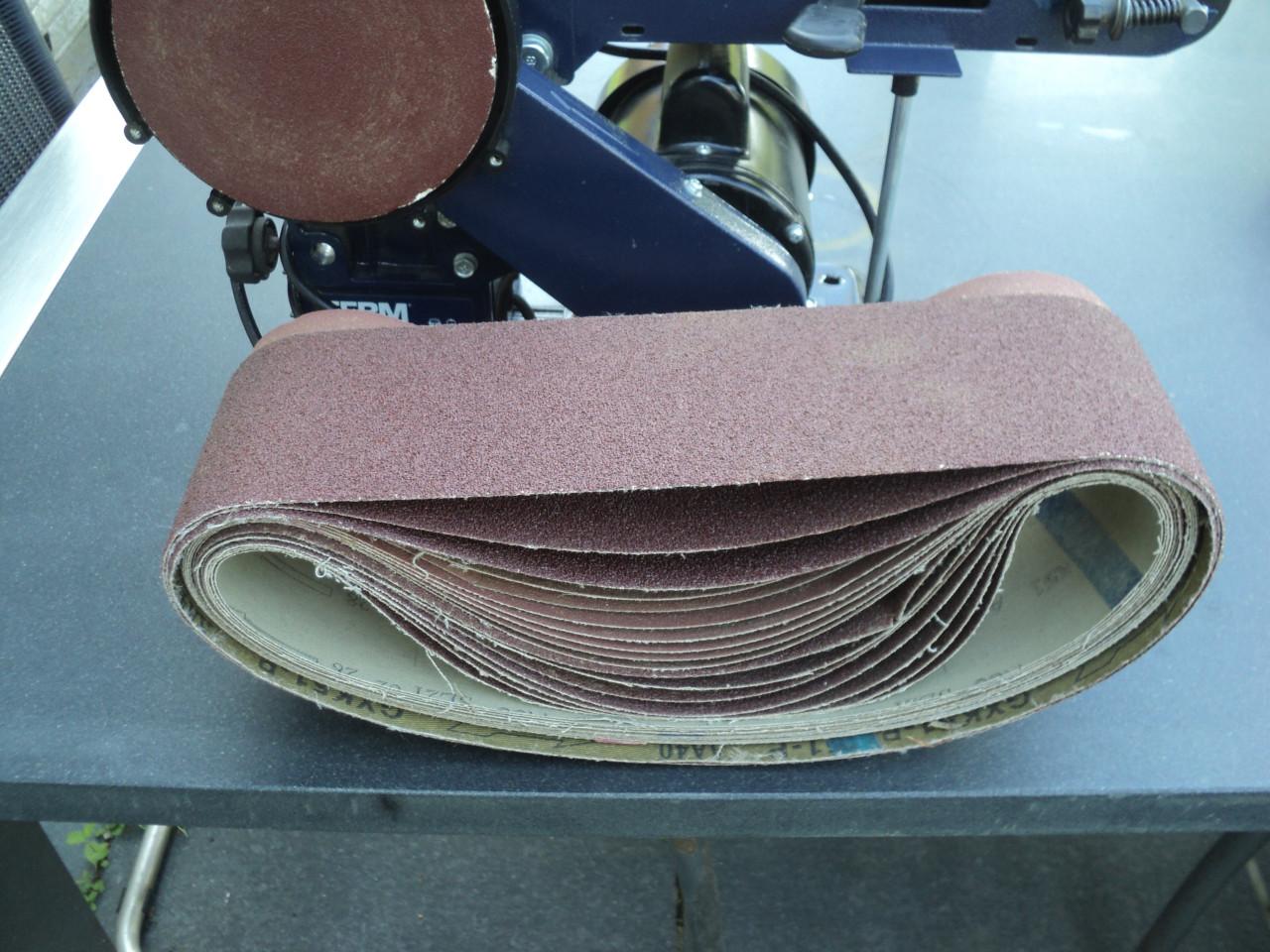 Ferm bandschuurmachine met tal van nieuwe banden 35,-