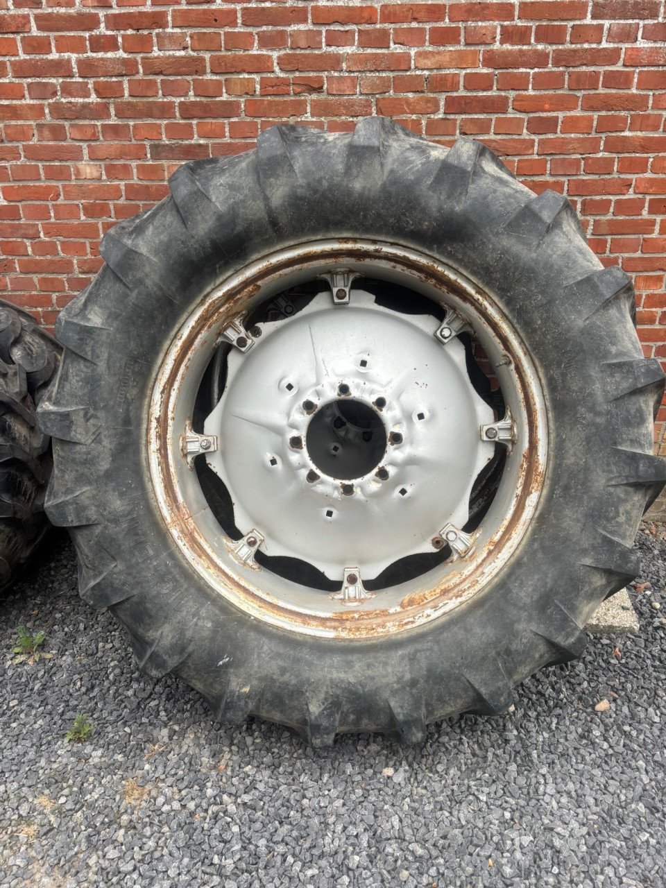 Set banden afkomstig van international 845