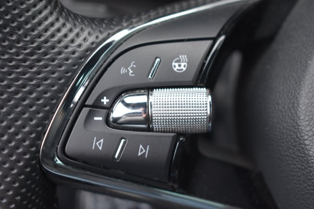 Skoda Karoq 1.5 tsi act sportline | trekhaak | canton | virtual cockpit | a