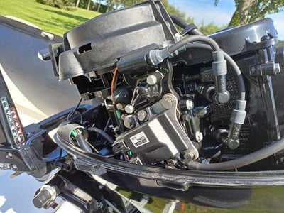 Bootje met motor en trailer