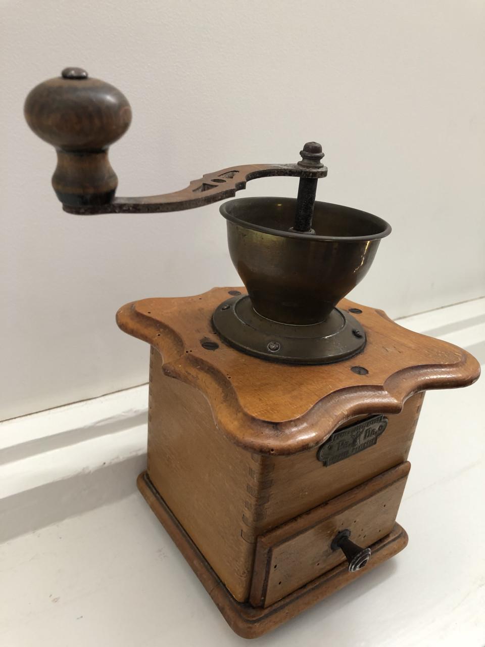 Leuke oude brocante hand koffiemolen van PéDé