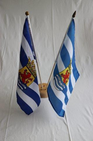 Vlaggetjes 22 stuks Nederlands 18 stuks Zeeuws Afm: 30 x 45 cm Aan houten