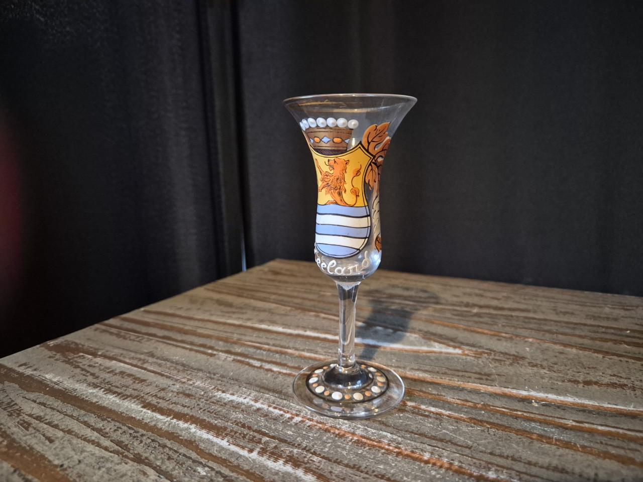 18e eeuws geëmailleerd borrel/likeurglas "Zeeland 1771"