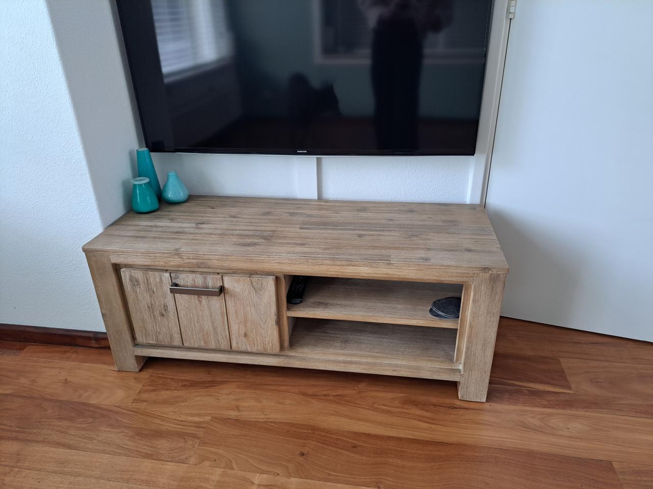 Dressoir en eettafel