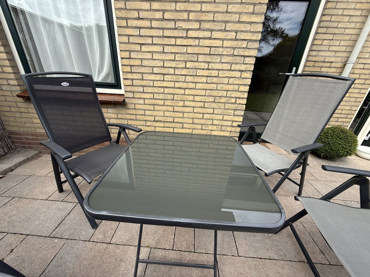 Te koop aangeboden: tuinset bestaande uit 4 stoelen, voetenbankje en tafel