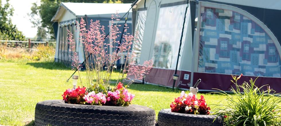 Enkele seizoensplaatsen beschikbaar op onze gezellige minicamping