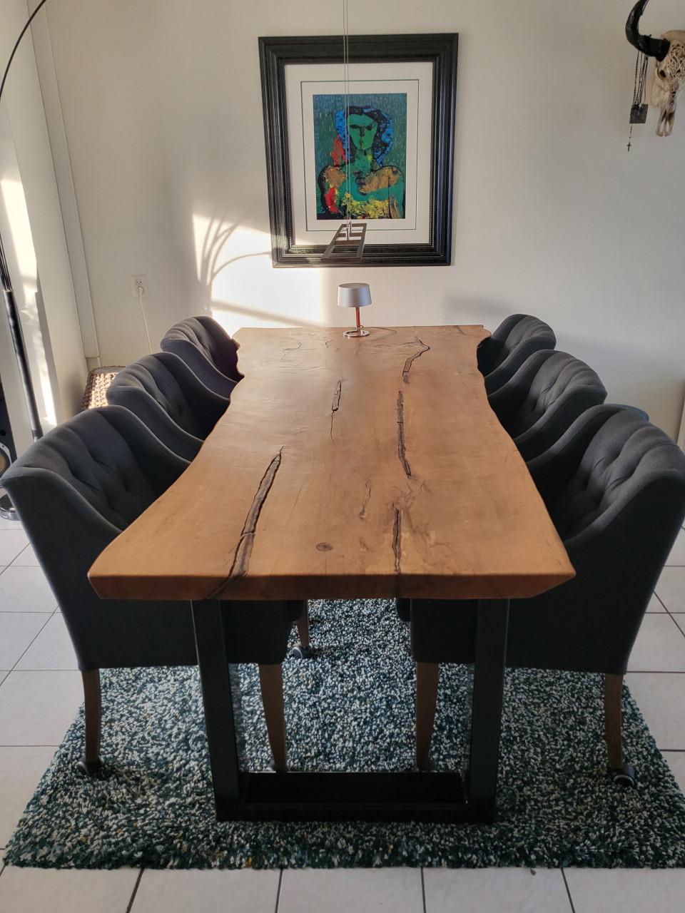 Robuuste unieke tafel met stoelen