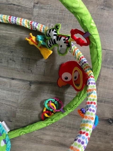 Kleurig kinderkleed met bogen en leuke & leerzame accessoires!