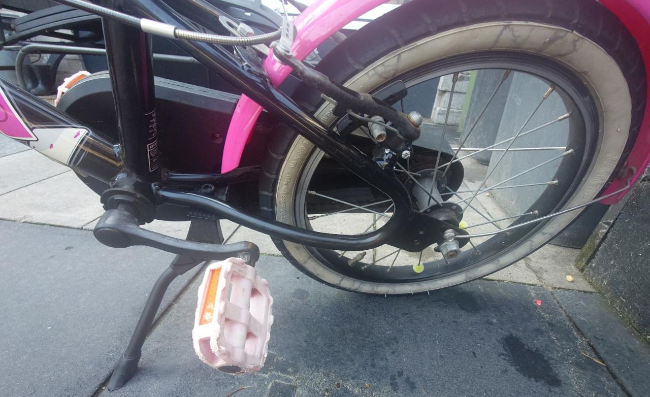 Meisjesfiets B'Twin Spy Hero roze zwart 16 inch met mandje